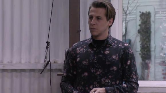 Bas maakt aan zijn mede bewoners bekend wie er vrijstelling krijgt en in Utopia mag blijven