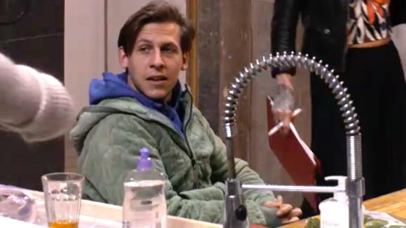 Bas vraagt zijn mede bewoners om hulp, hij heeft geen boodschappengeld