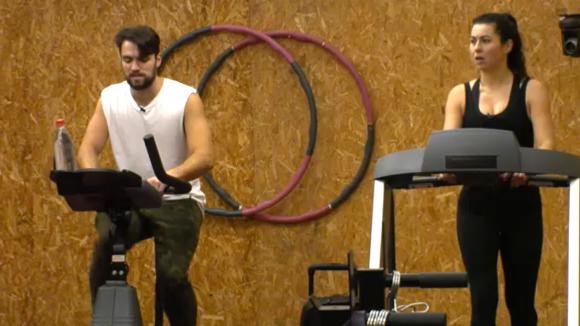 Cemal wil met Linda praten omdat ze niet meer zo happy is