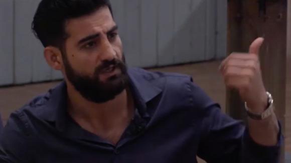 Chipp en Ivan hebben een lange discussie over uurloon en winstverdeling