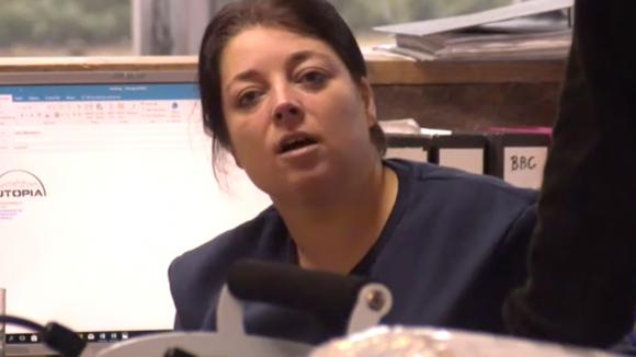 Chipp is verbaasd dat Linda zich bij de samenleving tak heeft aangesloten