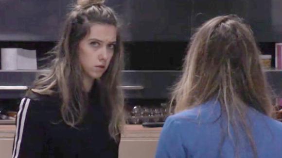 Demi is gefrustreerd omdat Beau doet alsof ze nergens welkom is om te overnachten