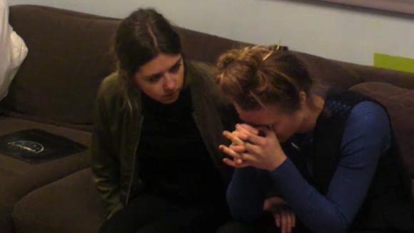 Fay en Demi proberen Romy te kalmeren na de flinke ruzie over tactisch stemmen