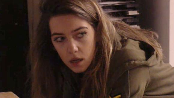 Fay luistert de bv vergadering af, ze is verbaasd wat ze hoort