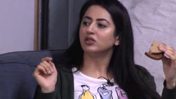 Madilia en Demi vinden dan René zijn ideeën doordramt