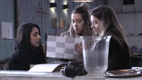 Demi spreekt Billy aan op het afraffelen van fotokaarten