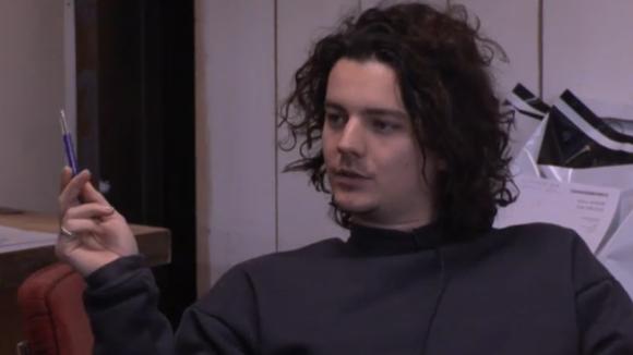 Romy is niet blij dat Ivan haar heeft aangesproken over de samenleving vergadering