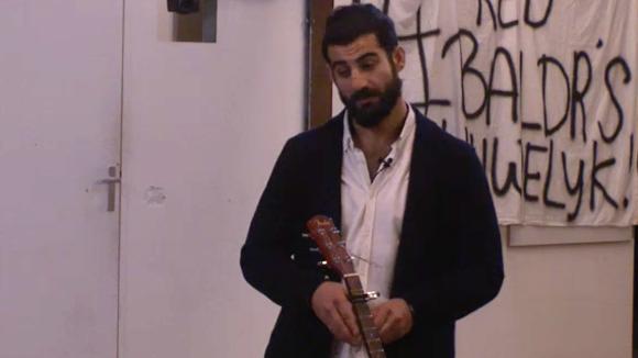 Ivan vindt het onverantwoord dat Beau met iemand uit de buitenwereld wil boksen tijdens het boksgala