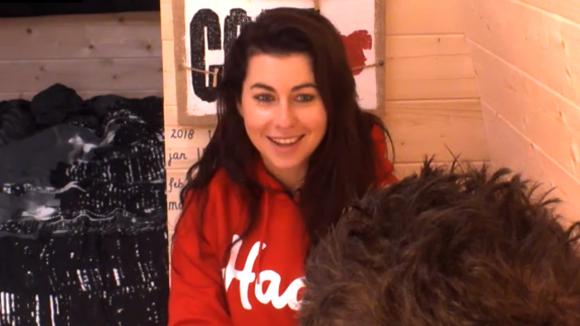 Mehmet en Beau borrelen samen en hebben een goed gesprek