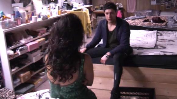 Mehmet vindt het genant dat Beau haar borrel date vergeten is