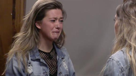 Demi en Fay vragen uitleg aan Billy waarom ze op Chipp stemde