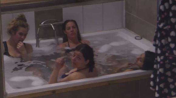 Een aantal vrouwen duikt het bad in om te relaxen na alle hectiek van de afgelopen dagen