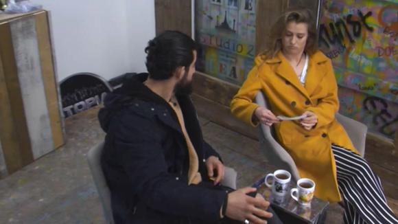 Ivan en Romy bespreken het vreemde briefje en proberen te bedenken wie de schrijver is