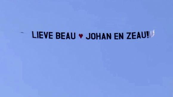 Oud bewoner Johan verrast Beau met een vliegtuigje met een bijzondere boodschap