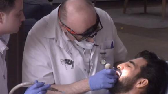 De tandarts komt voor een tweede keer langs in Utopia en verwijderd de kies van Ivan