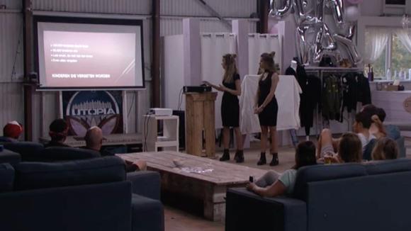 Demi en Fay vertellen de groep dat ze drieduizend euro willen doneren aan het goede doel