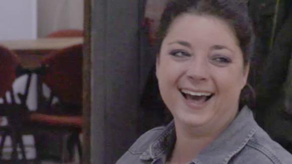 Linda is helemaal happy na de leuke avond die ze beleeft heeft met de gigolo