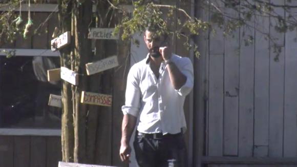 Ivan wint informatie in over wat het kost om een boom te verhuizen naar Utopia 2