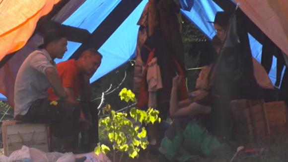 De groep komt bij elkaar voor de eerste vergadering en avondmaal van Utopia 2