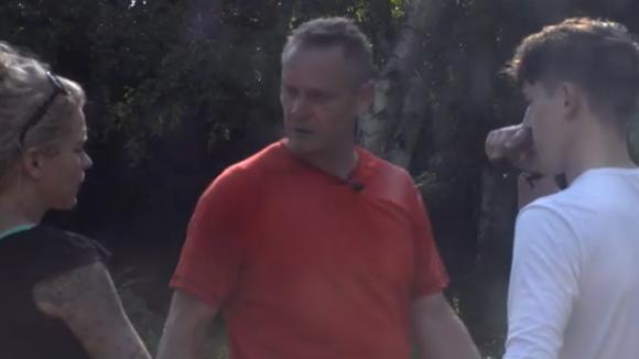 De groep overlegt wat ze met de 250 euro moeten doen