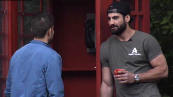 Ivan en Mehmet bespreken het gedrag van Bas, de tweeling en Romy