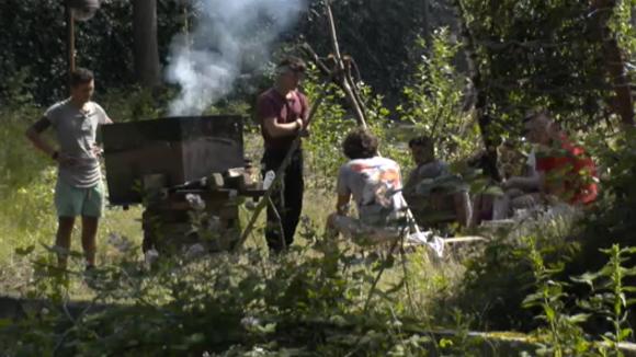 De bewoners van Utopia 2 komen bij elkaar om de huidige stand van zaken te bespreken