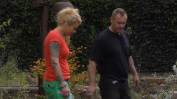 John wil dat zijn mede bewoners eerlijk zijn tegen hem