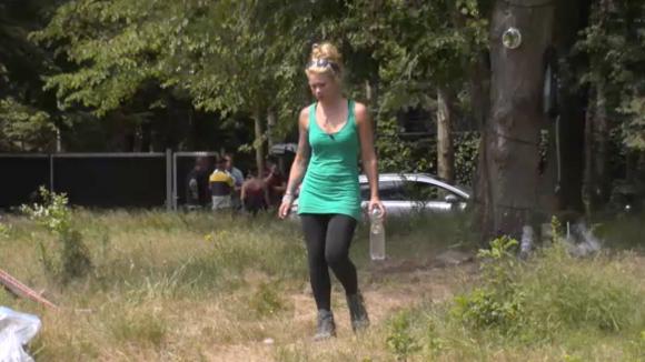 Christel is pissig om de onverwachts geleverde spullen