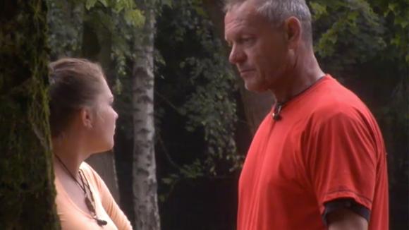 Sanne biedt haar excuses aan aan John en Mike