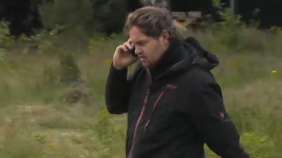 Gerrit belt de afspraak met de notaris af