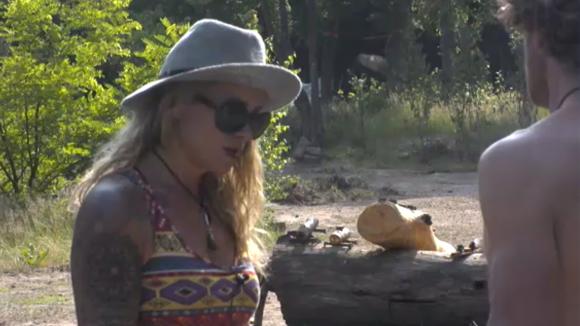 Christel voelt zich schuldig dat Adriaan niet mee kan eten