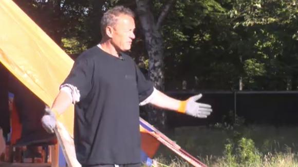 John irriteert zich aan de vele discussies in Utopia 2