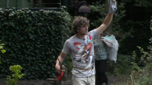 De bewoners ontvangen een zwarte envelop maar is deze wel echt?