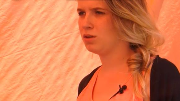 Jessie stapt op Christel af en vraagt waarom ze over de zeik is