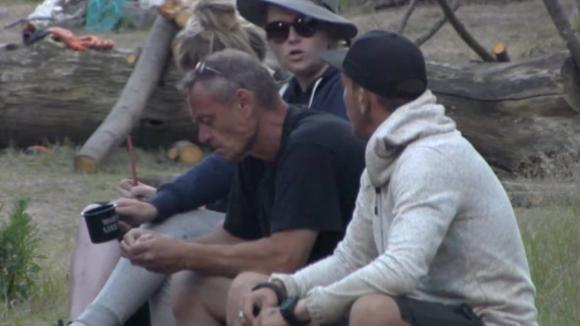 De bewoners discussiëren over de verdeling van het eten