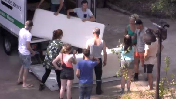 De bewoners uit Utopia ontvangen nieuwe matrassen en een tent