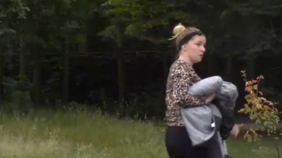 Jessie maakt een slaapplek voor John