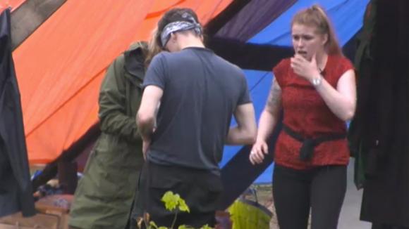 Brandon ontdekt een teek bij zijn navel