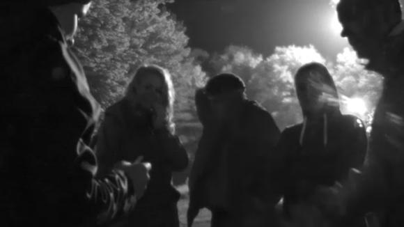 De bewoners doen een spannende speurtocht voor Jessie haar verjaardag