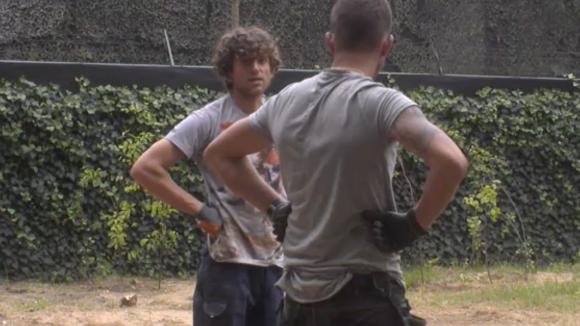 Mike en Adriaan willen Brandon aanspreken, hij moet overleggen