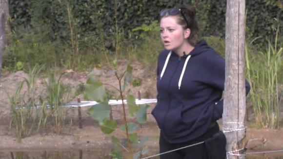 Sanne betrapt Adriaan op het stiekem eten van brood
