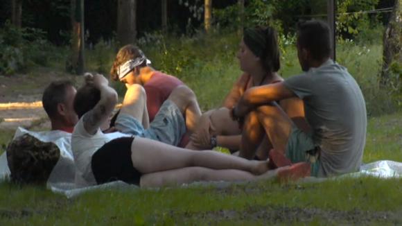 De mannen zijn klaar met het primitieve toiletteren