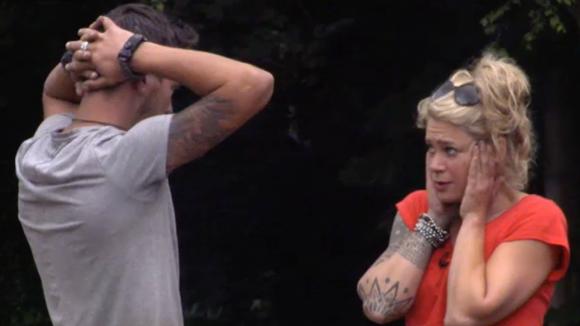 Mike deelt zijn geheime bestelling met Christel