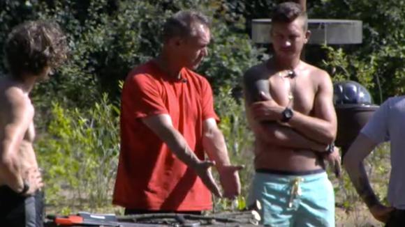 De bewoners hebben een discussie over ranja schenken aan hun bezoekers