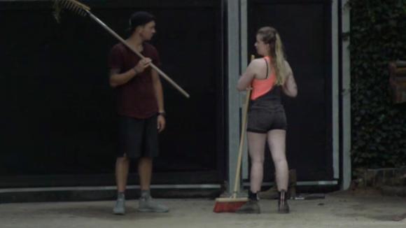 Mike en Jessie willen een grap uithalen met de groep