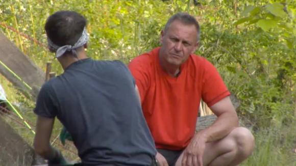 Brandon en John bespreken hun nieuwe leefomgeving