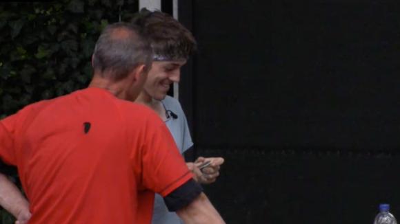 John ontdekt verstopte knakworsten die een bezoeker heeft meegenomen