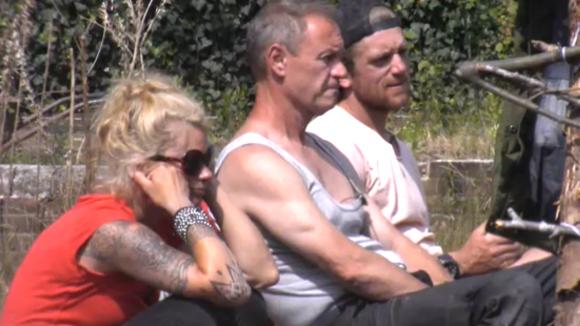 De bewoners uit Utopia 2 willen een dure camera kopen