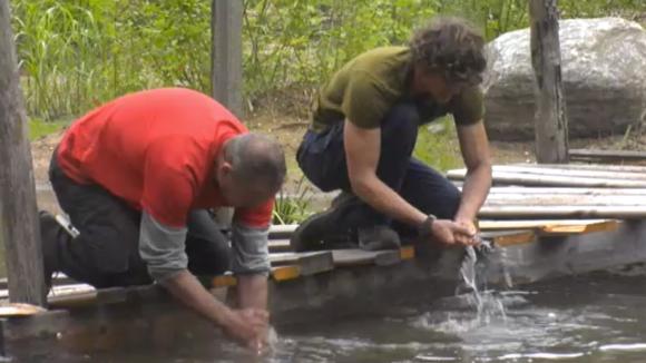 Adriaan wil John voordragen bij de groep als aangever