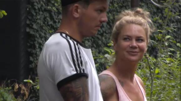 Christel en Mike wisselen ideeën uit hoe ze geld moeten verdienen